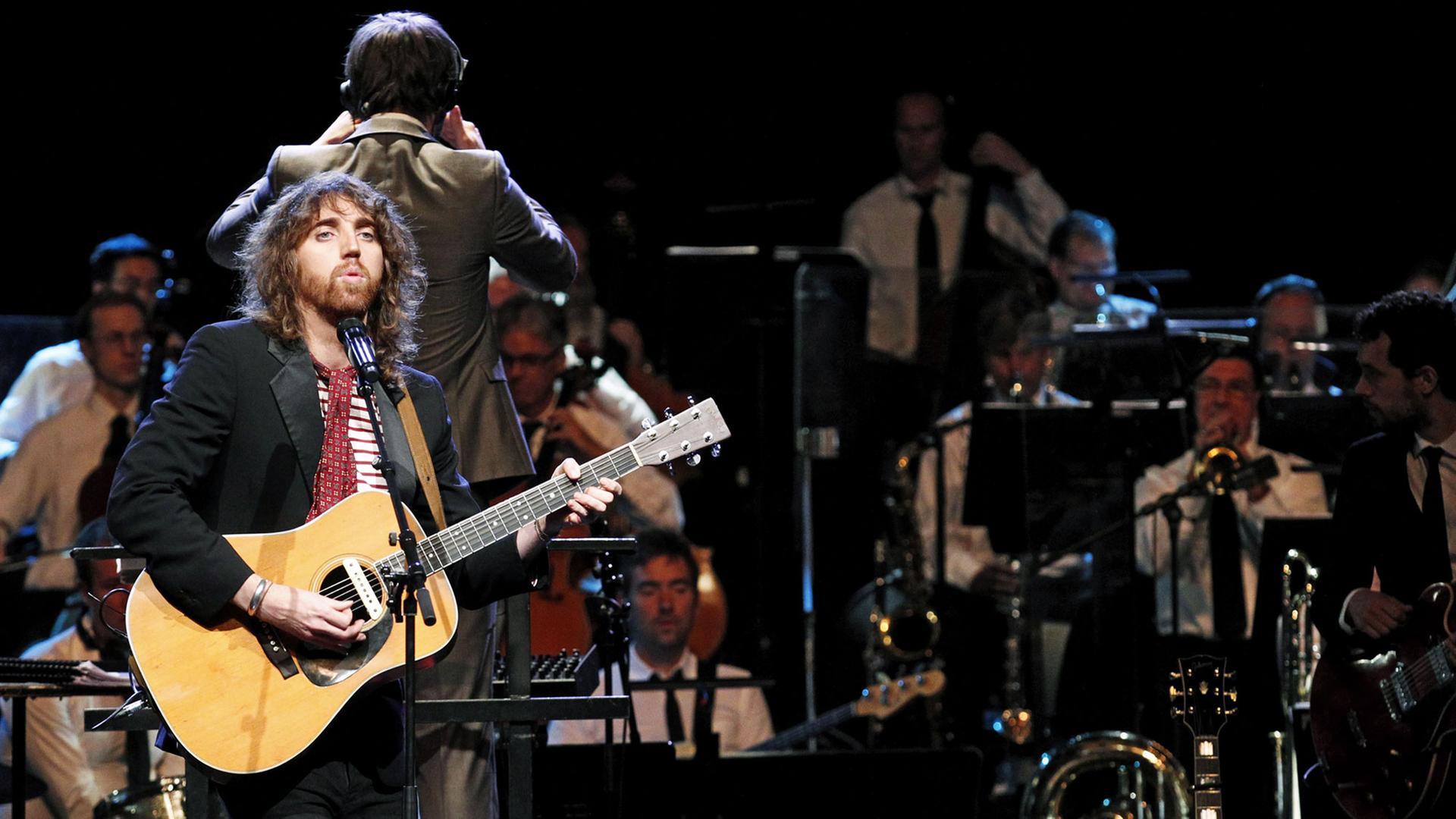 Der britische Soul- und Folksänger Jonathan Jeremiah bei einem Auftritt mit dem niederländischen Metropole Orkest in Amsterdam am 12. Oktober 2011 Der britische Soul- und Folksänger Jonathan Jeremiah bei einem Auftritt mit dem niederländischen Metropole Orkest in Amsterdam am 12. Oktober 2011