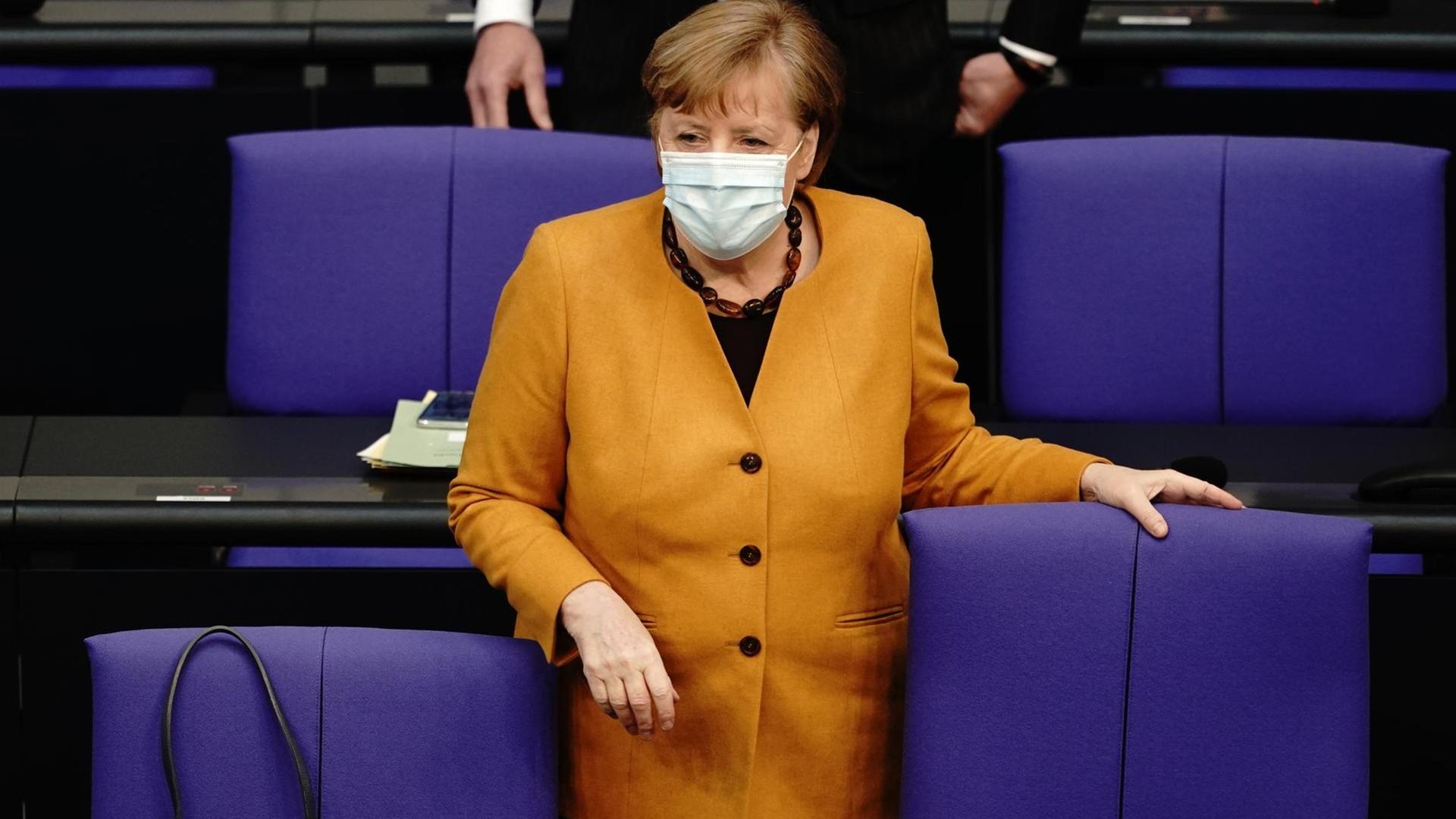 Bundeskanzlerin Angela Merkel (CDU) nimmt ihren Platz ein, bevor die im Bundestag bei der Regierungsbefragung die Fragen der Bundestagsabgeordneten beantwortet. Ein Hauptthema sind die Oster- und Lockdown-Beschlüsse der Bund-Länder-Konferenz zu der Corona-Pandemie.