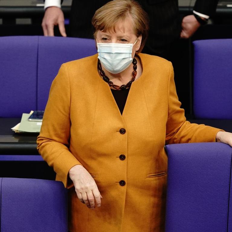 Bundeskanzlerin Angela Merkel (CDU) nimmt ihren Platz ein, bevor die im Bundestag bei der Regierungsbefragung die Fragen der Bundestagsabgeordneten beantwortet. Ein Hauptthema sind die Oster- und Lockdown-Beschlüsse der Bund-Länder-Konferenz zu der Corona-Pandemie.