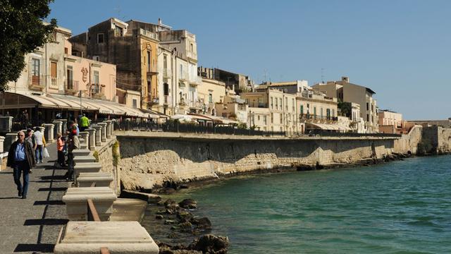 Uferpromenade in der Altstadt von Syrakus auf Sizilien