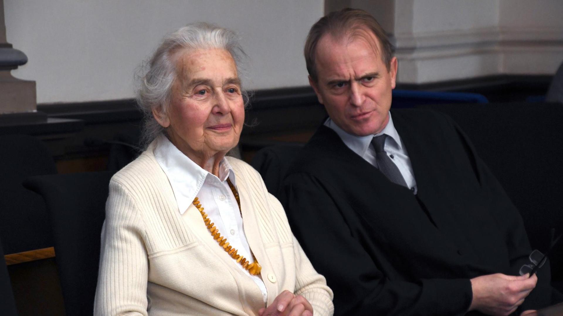 Ursula Haverbeck sitzt vor Prozessbeginn mit ihrem Anwalt Wolfram Nahrath im Landgericht in Verden. Ursula Haverbeck sitzt vor Prozessbeginn mit ihrem Anwalt Wolfram Nahrath im Landgericht in Verden.