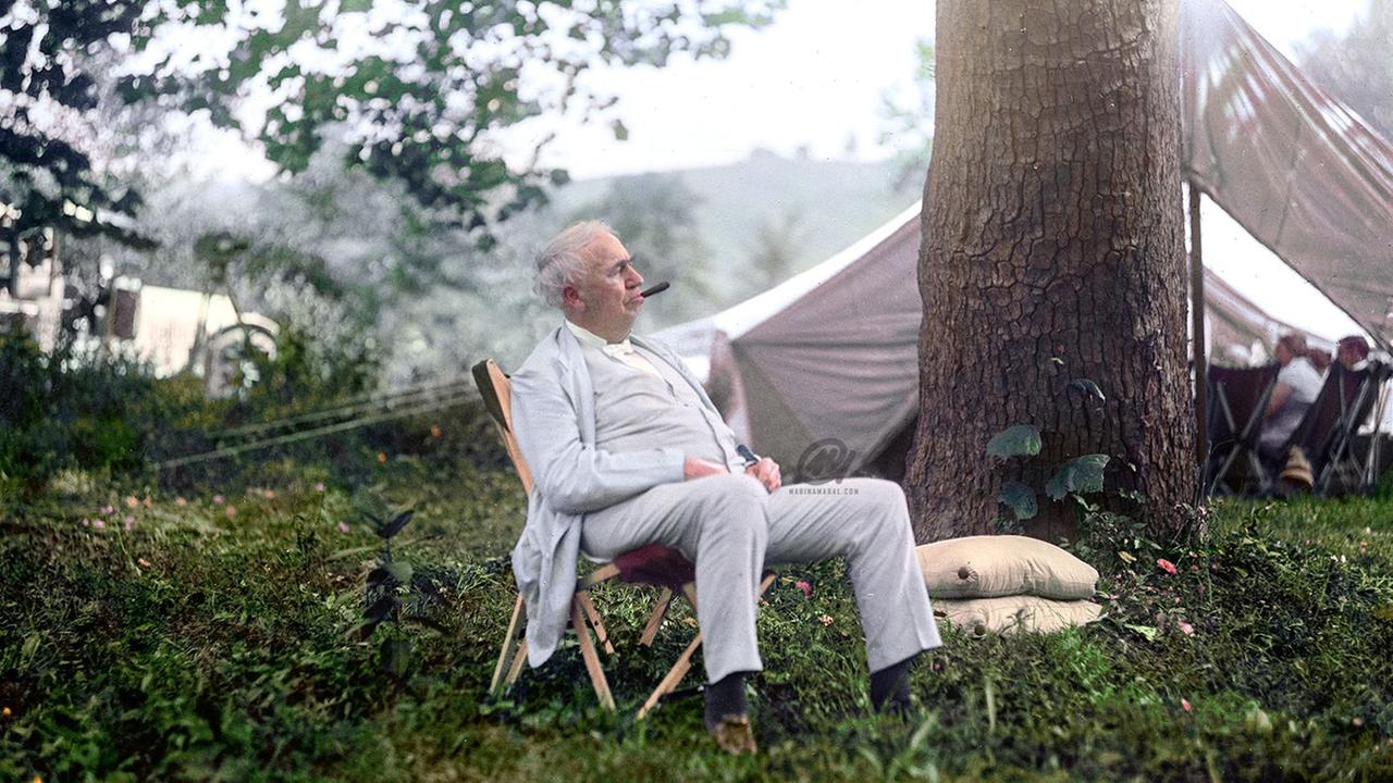 Der US-Erfinder Thomas Alva Edison, 1921. Das Foto wurde von der Künstlerin Marina Amaral koloriert. Der US-Erfinder Thomas Alva Edison, 1921. Das Foto wurde von der Künstlerin Marina Amaral koloriert.