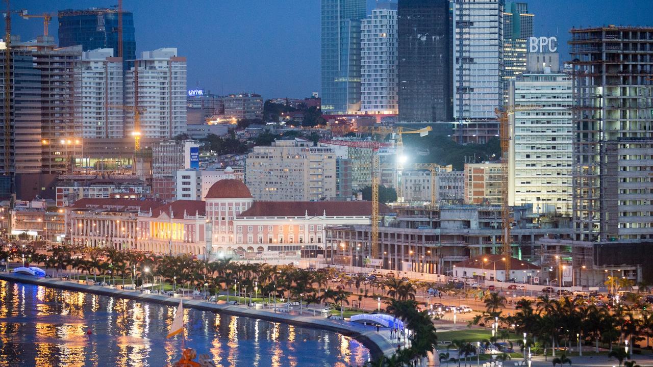 Uferstraße mit Skyline, aufgenommen am 26.03.2014 in Luanda in Angola. Zahlreiche Hochhäuser wachsen hinter der neugebauten Uferpromenade, der Bahia de Luanda in die Höhe. Uferstraße mit Skyline, aufgenommen am 26.03.2014 in Luanda in Angola. Zahlreiche Hochhäuser wachsen hinter der neugebauten Uferpromenade, der Bahia de Luanda in die Höhe.