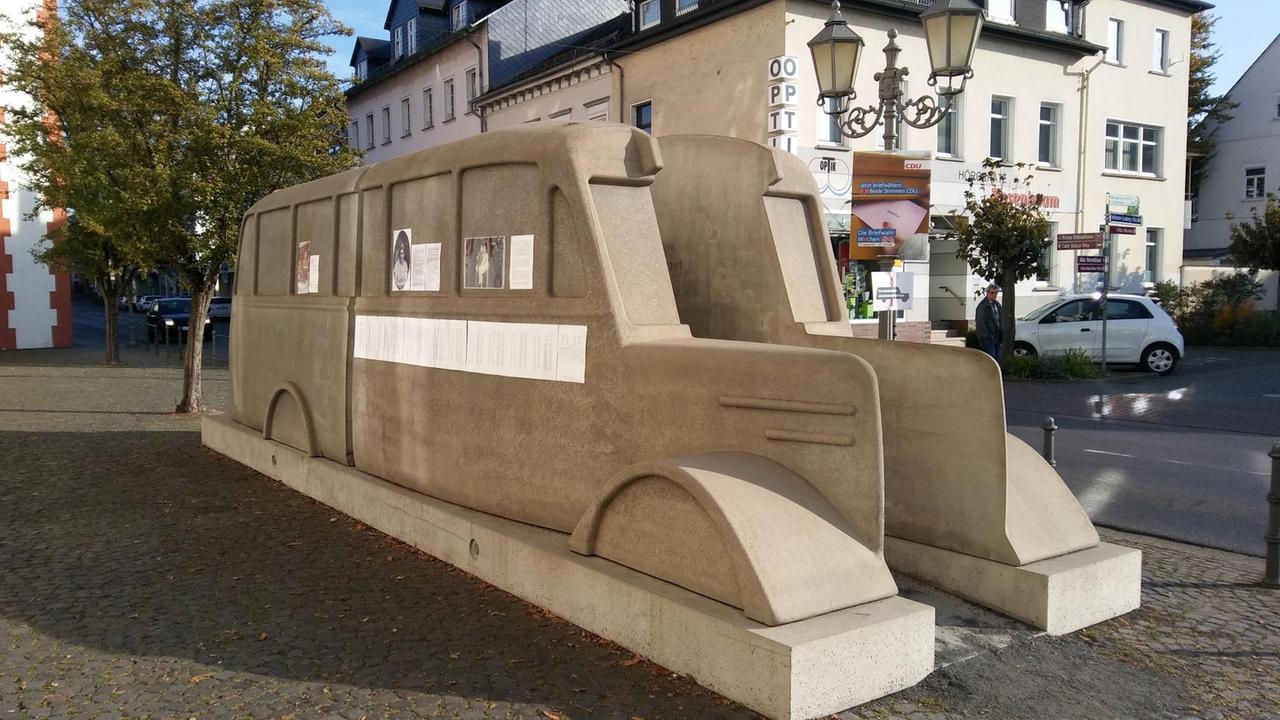 Das mobile "Denkmal der Grauen Busse", hier in der Innenstadt des hessischen Hadamar. Viele Opfer der NS-"Euthanasie" wurden mit Bussen der "Gemeinnützigen Krankentransport GmbH" (Gekrat) in Tötungsanstalten deportiert.