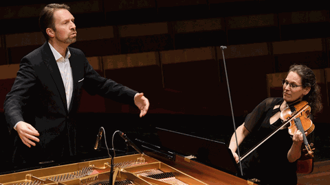 Leif Ove Andsnes und das Schwedische Rundfunksinfonieorchester mit der Konzertmeisterin Malin Broman am 8.10.2020 in der Stockholmer Berwaldhallen