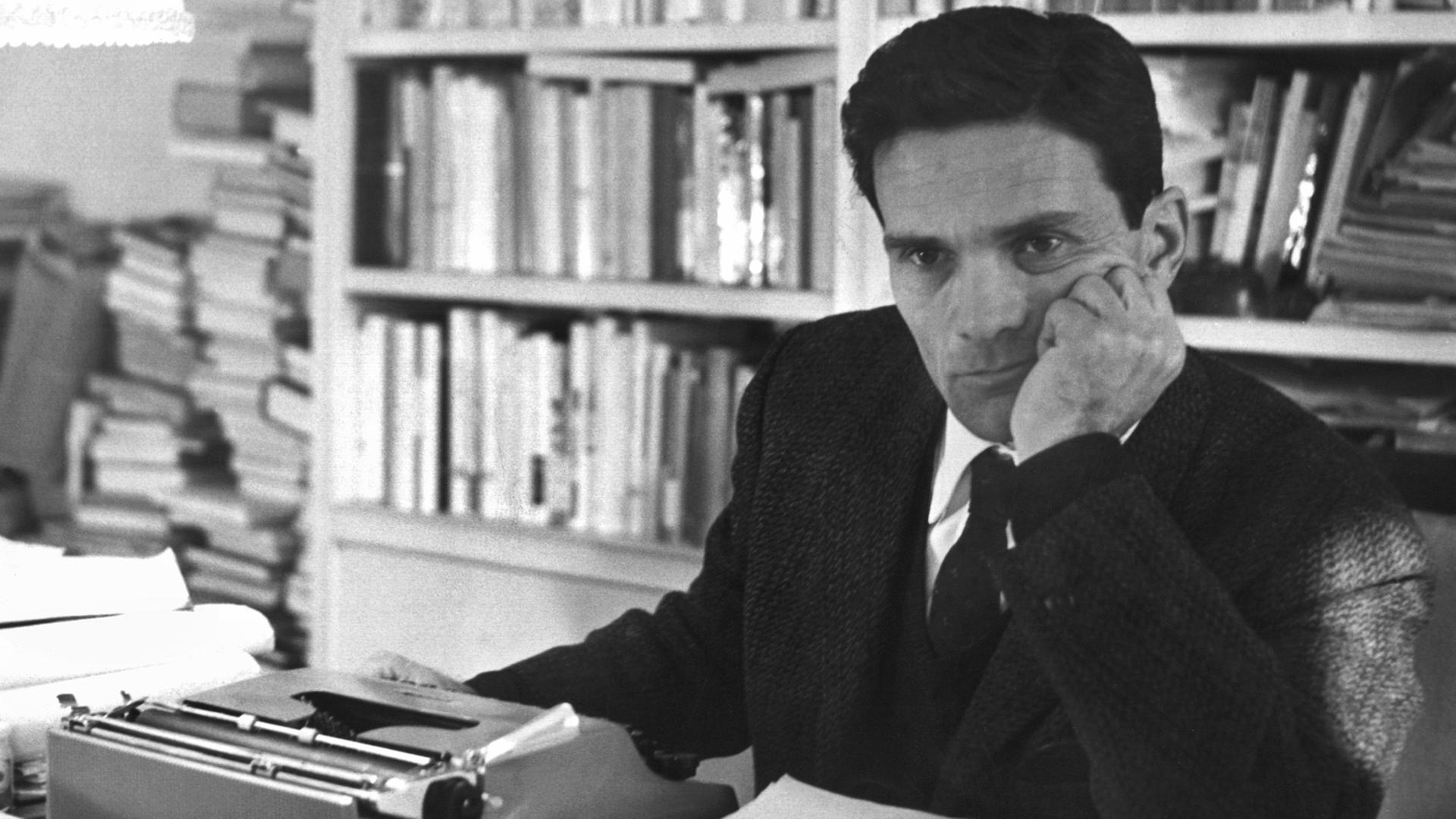 Undatierte Aufnahme des italienischen Regisseurs Pier Paolo Pasolini. Undatierte Aufnahme des italienischen Regisseurs Pier Paolo Pasolini.