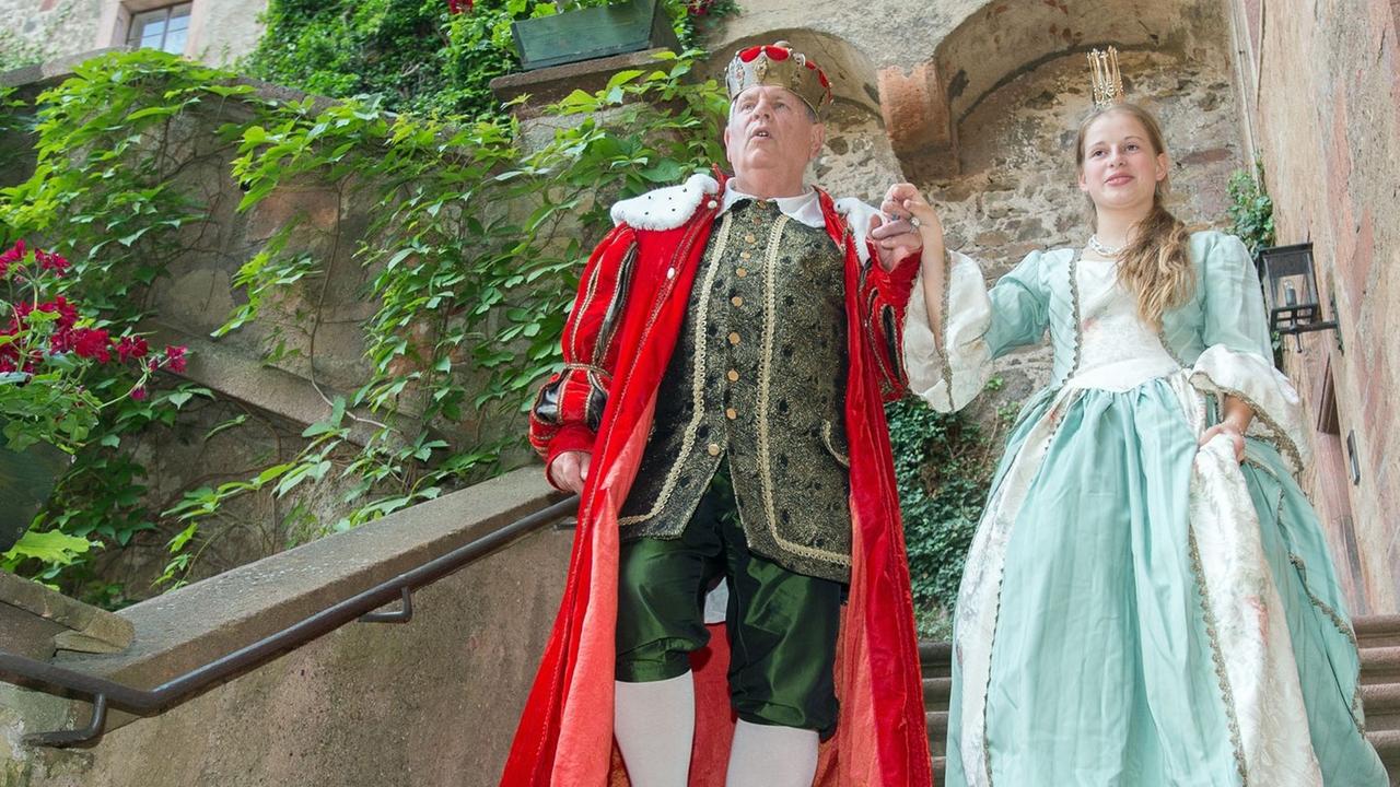 König Norbert I. (l., Norbert Hein) und seine Prinzessin Viktoria (Victoria Rennert) spielen in dem Stück "Burg der Märchen" zur Kostümprobe am 30.06.2015 auf der Burg Kriebstein in Kriebstein (Sachsen). König Norbert I. (l., Norbert Hein) und seine Prinzessin Viktoria (Victoria Rennert) spielen in dem Stück "Burg der Märchen" zur Kostümprobe am 30.06.2015 auf der Burg Kriebstein in Kriebstein (Sachsen).