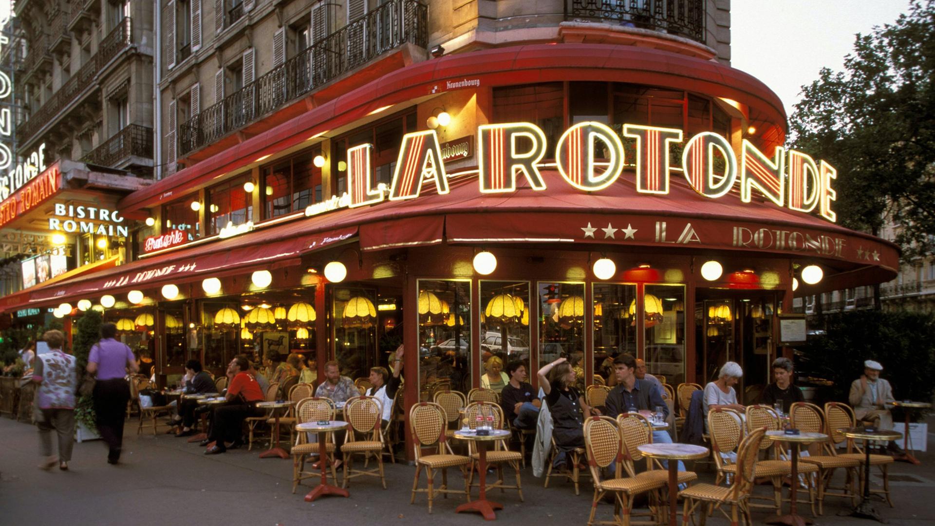 Besucher vor dem Café La Rotonde in Paris am Abend Besucher vor dem Café La Rotonde in Paris am Abend