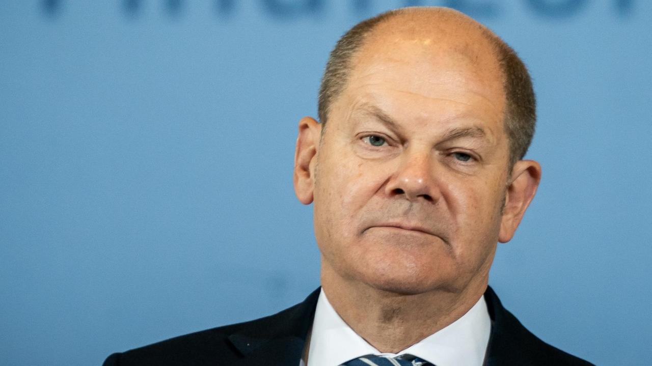 Olaf Scholz (SPD), Bundesfinanzminister, kommt zu der Bekanntgabe des Ergebnis der Herbst-Steuerschätzung