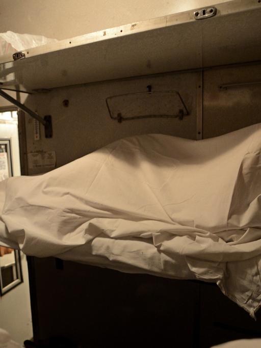 Ein Mann schläft im Nachtzug von St. Petersburg nach Moskau.