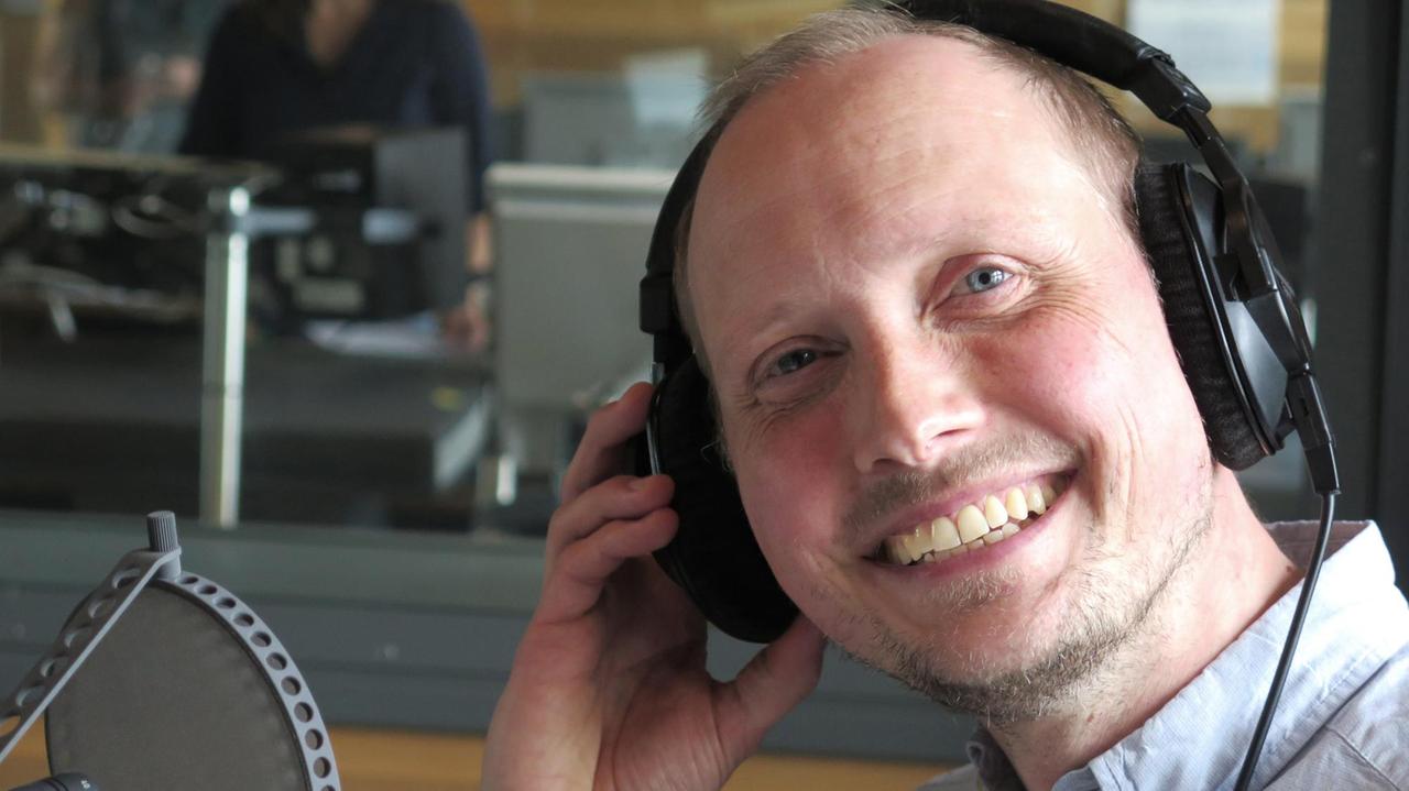 Der Klangforscher Thomas Kusitzky während einer Diskussion zum "World Listening Day" im Deutschandradio-Kultur-Studio. Der Klangforscher Thomas Kusitzky während einer Diskussion zum "World Listening Day" im Deutschandradio-Kultur-Studio.