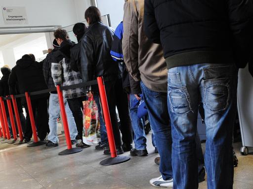 Menschen stehen am Dienstag (01.02.2011) Schlange im "Integrationscenter für Arbeit Gelsenkirchen - das jobcenter" in Gelsenkirchen