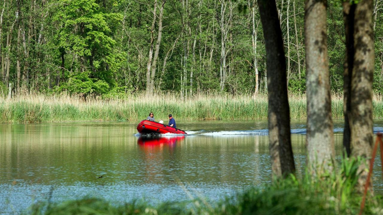 Ein Schlauchboot ist bei Stolpe auf der Peene unterwegs. Die Peene wird auch "Amazonas des Nordens" genannt und ist einer der letzten unverbauten Flüsse Deutschlands. 