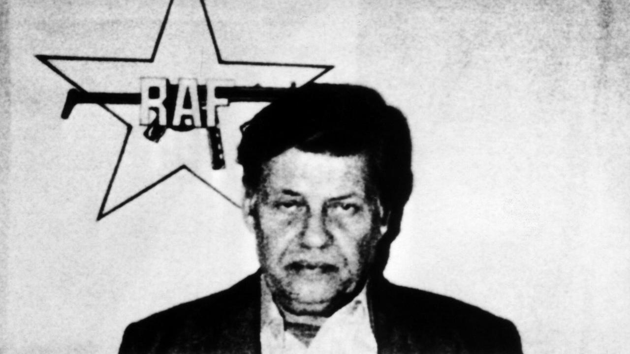Arbeitgeberpräsident Hanns Martin Schleyer wurde am 05.09.1977 in Köln von RAF-Mitgliedern entführt, drei Polizisten und der Fahrer starben bei der Geiselnahme. Schleyer wurde am 19.10.1977 im Kofferraum eines Autos in der elsäßischen Stadt Mühlhausen ermordet aufgefunden. Arbeitgeberpräsident Hanns Martin Schleyer wurde am 05.09.1977 in Köln von RAF-Mitgliedern entführt, drei Polizisten und der Fahrer starben bei der Geiselnahme. Schleyer wurde am 19.10.1977 im Kofferraum eines Autos in der elsäßischen Stadt Mühlhausen ermordet aufgefunden.