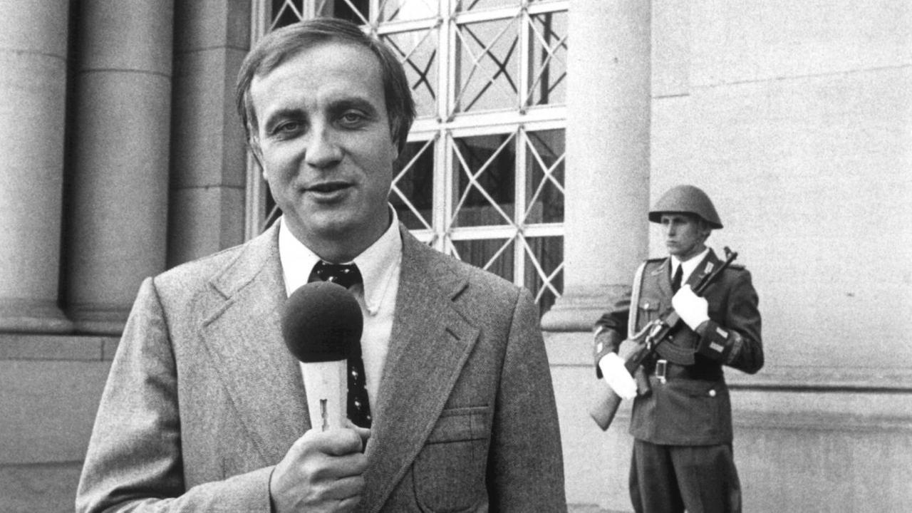 Fritz Pleitgen als ARD-Korrespondent in Ostberlin, aufgenommen im Juli 1979 vor dem Staatsratsgebäude am Marx-Engels-Platz. 