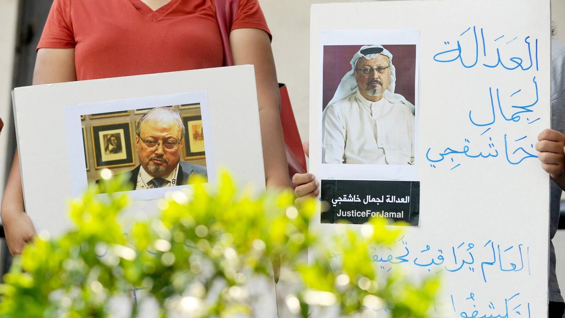 Indonesische Journalisten halten ein Banner, das die Untersuchung des Verschwindens des saudischen Journalisten Jamal Khashoggi fordert. Sie demonstrieren vor der Botschaft Saudi-Arabiens in Jakarta. Indonesische Journalisten halten ein Banner, das die Untersuchung des Verschwindens des saudischen Journalisten Jamal Khashoggi fordert. Sie demonstrieren vor der Botschaft Saudi-Arabiens in Jakarta.