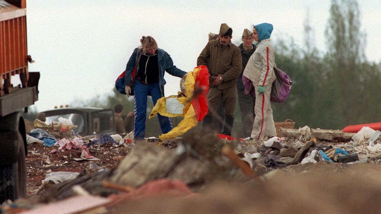 Sowjetsoldaten und deren Familienangehörige beim Durchsuchen der Müllkippe Dallgow nach Verwertbarem. Aufnahme vom Mai 1991. Auf der Müllhalde der Deponie Dallgow bei Berlin suchen sowjetische Soldaten, die teilweise nur zwölf Mark Sold pro Monat erhalten, nach verwertbaren Abfällen. 