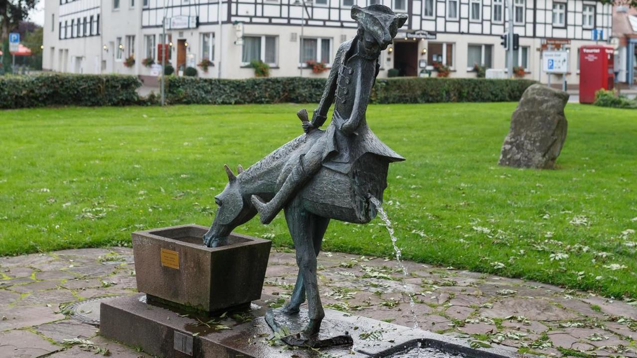 Ein Brunnen mit einem Münchhausen-Motiv, fotografiert am 20.09.2017 vor dem Wohnhaus des Grafen Münchhausen in der Münchhausenstadt Bodenwerder (Niedersachsen). Ein Brunnen mit einem Münchhausen-Motiv, fotografiert am 20.09.2017 vor dem Wohnhaus des Grafen Münchhausen in der Münchhausenstadt Bodenwerder (Niedersachsen).