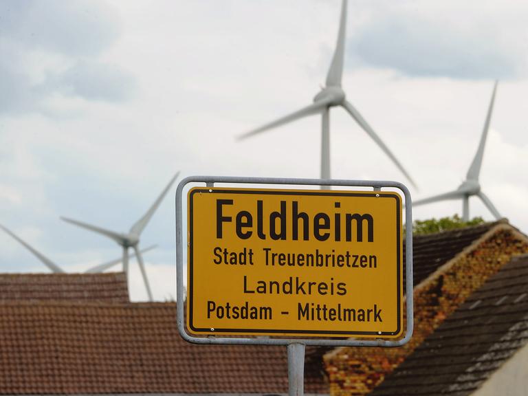 Hinter dem Ortsschild von Feldheim (Brandenburg) drehen sich die Windräder. In dem Ortsteil von Treuenbrietzen (Potsdam-Mittelmark) können die 145 Einwohner sich selbst mit Strom und Wärme versorgen - erzeugt aus Windkraft- und Biogasanlagen.