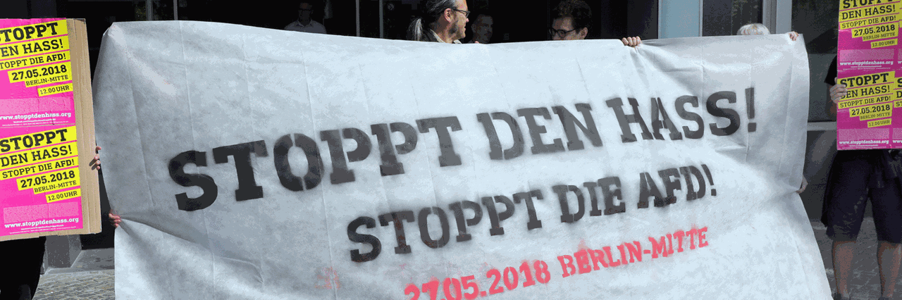 Mit Plakaten protestieren verschiedene politische Gruppen vor dem Haus der Bundespressekonferenz gegen die geplante Großdemonstration der AfD 27.05.2018, wo die AfD gerade eine Pressekonferenz gibt. Mit Plakaten protestieren verschiedene politische Gruppen vor dem Haus der Bundespressekonferenz gegen die geplante Großdemonstration der AfD 27.05.2018, wo die AfD gerade eine Pressekonferenz gibt.