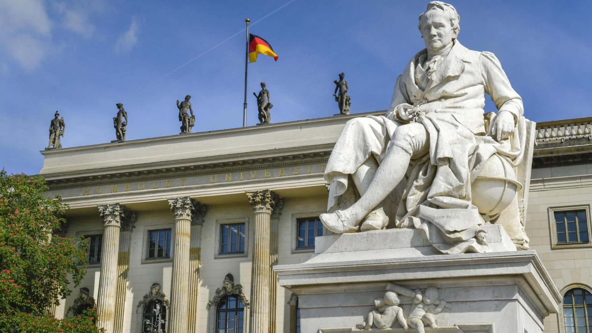 Statue von Alexander von Humboldt vor dem Hauptgebäude der Humboldt-Universität in Berlin Statue von Alexander von Humboldt vor dem Hauptgebäude der Humboldt-Universität in Berlin