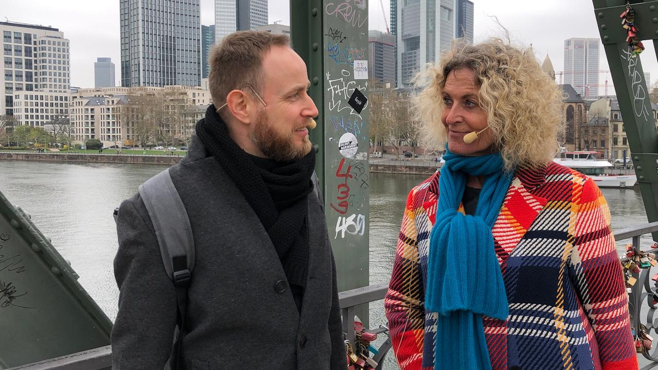 Susanne Fröhlich zeigt Olaf Kosert den Stadtteil Sachsenhausen, wo sie aufgewachsen ist. Von der Innenstadt gelangt man über den "Eisernen Steg" über den Main nach Sachsenhausen und hat einen tollen Blick auf Frankfurts Skyline. Susanne Fröhlich zeigt Olaf Kosert den Stadtteil Sachsenhausen, wo sie aufgewachsen ist. Von der Innenstadt gelangt man über den "Eisernen Steg" über den Main nach Sachsenhausen und hat einen tollen Blick auf Frankfurts Skyline.