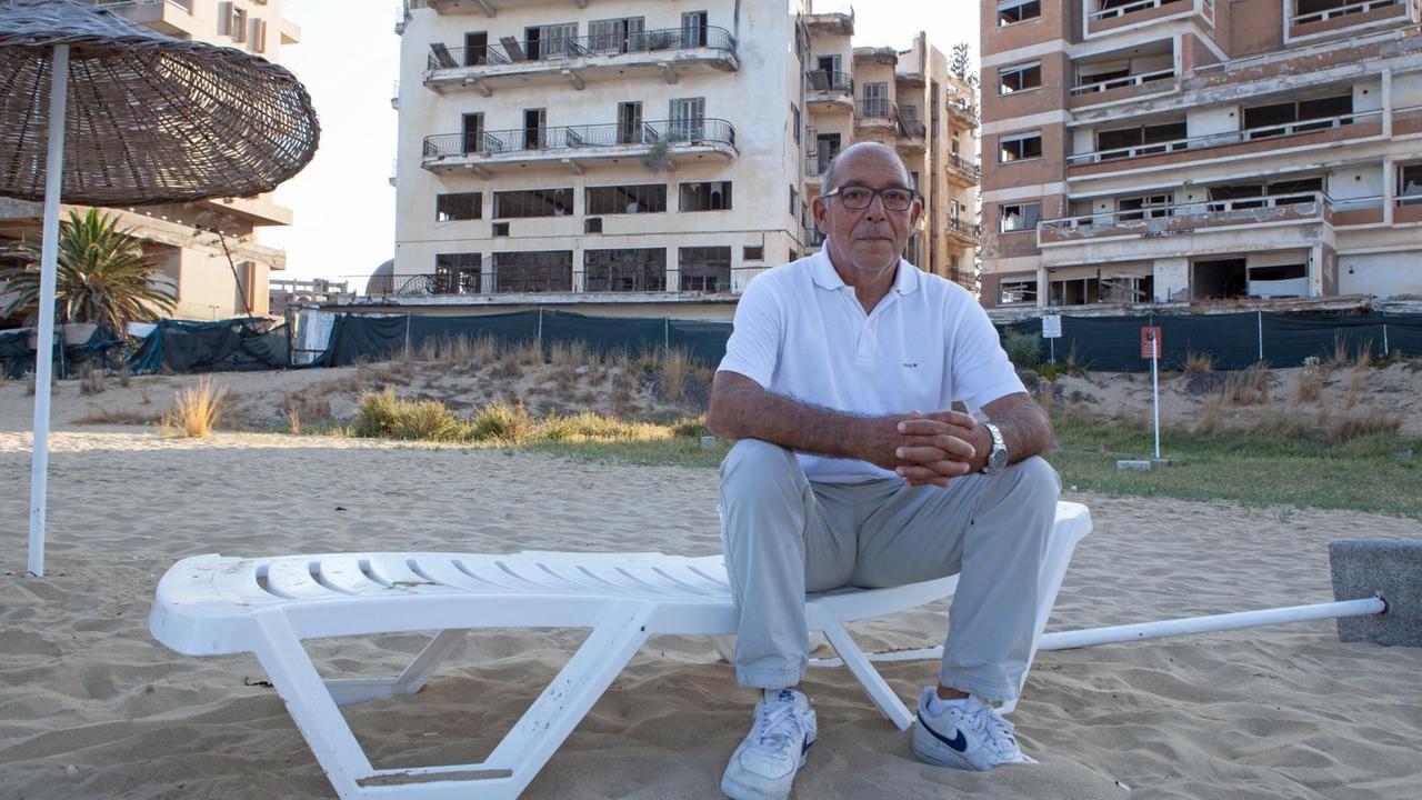 Hotelbesitzer Pavlos Iacovou, griechischer Zyprer, sitzt auf einer Sonnenliege vor dem gesperrten früheren Touristenviertel Varosha im türkisch kontrollierten Famagusta Hotelbesitzer Pavlos Iacovou, griechischer Zyprer, sitzt auf einer Sonnenliege vor dem gesperrten früheren Touristenviertel Varosha im türkisch kontrollierten Famagusta