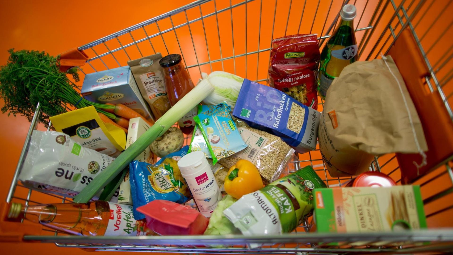 Ein Einkaufswagen mit Bioprodukten aus einem Supermarkt. Ein Einkaufswagen mit Bioprodukten aus einem Supermarkt.
