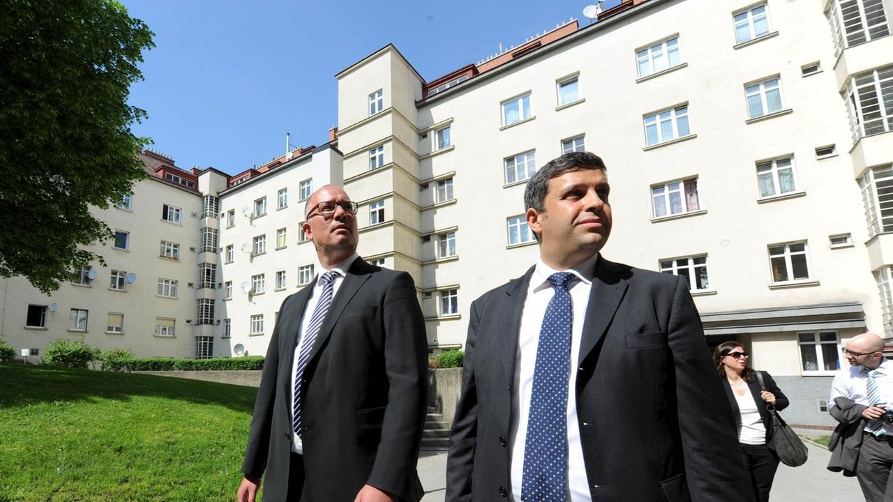 Der Berliner SPD-Fraktionschef Raed Saleh (r) und Berlins SPD-Vorsitzender Jan Stöß (l) besuchen am 08.05.2013 einen Gemeindebau im 3. Bezirk in Wien. Saleh und Stöß informierten sich uber den sozialen Wohnungsbau in der österreichischen Hauptstadt Wien Der Berliner SPD-Fraktionschef Raed Saleh (r) und Berlins SPD-Vorsitzender Jan Stöß (l) besuchen am 08.05.2013 einen Gemeindebau im 3. Bezirk in Wien. Saleh und Stöß informierten sich uber den sozialen Wohnungsbau in der österreichischen Hauptstadt Wien