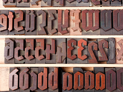 Alte Lettern aus Holz für den Buchdruck - Setzkasten mit einer Frakturschrift