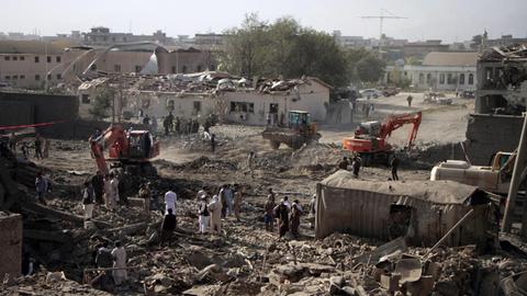 Das Wohnviertel von Kabul nach der Explosion eines Lkw, der mit Sprengstoff beladen war.