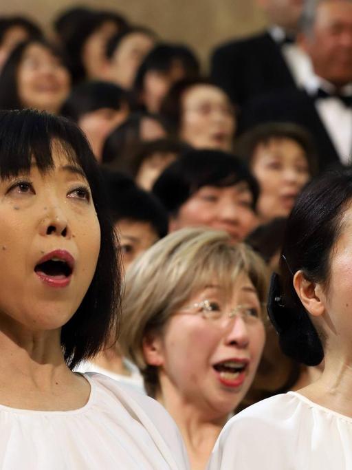 Sängerinnen bei der Aufführung von Beethovens 9. Symphonie in Toyonta.