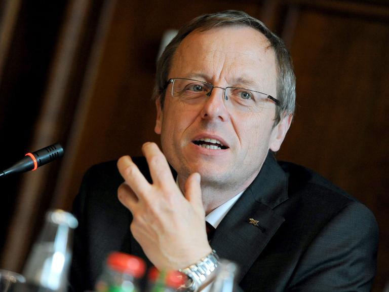 Der Vorstandsvorsitzende des Deutschen Zentrums für Luft- und Raumfahrt, Johann-Dietrich Wörner, spricht am 09.04.2014 in Berlin bei einer Pressekonferenz.