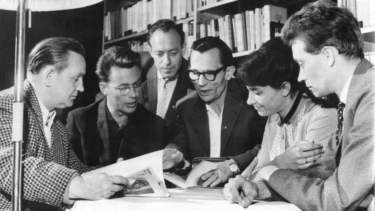 Erfahrungsaustausch zwischen schreibenden Arbeitern und Schriftstellern: (Mitte l-r) Helmut Jobst, Brigitte Reimann und Siegfried Pietschmann beraten die schreibenden Arbeiter aus Aue, dem Kombinat "Schwarze Pumpe" und Rönneberg, aufgenommen am 27. April 1961 im erzgebirgischen Aue. Erfahrungsaustausch zwischen schreibenden Arbeitern und Schriftstellern: (Mitte l-r) Helmut Jobst, Brigitte Reimann und Siegfried Pietschmann beraten die schreibenden Arbeiter aus Aue, dem Kombinat "Schwarze Pumpe" und Rönneberg, aufgenommen am 27. April 1961 im erzgebirgischen Aue.