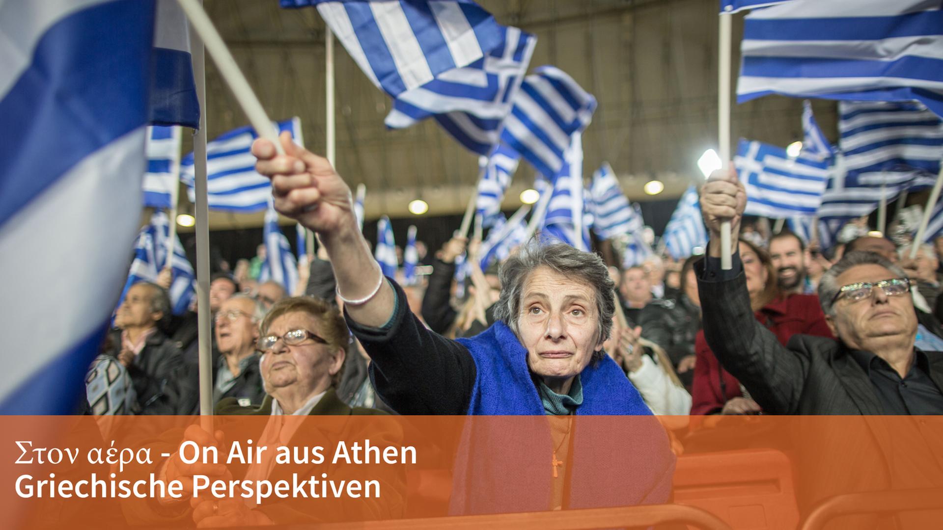 Menschen schwenken während einer Parteiveranstaltung mit griechischen Fahnen. Menschen schwenken während einer Parteiveranstaltung mit griechischen Fahnen.