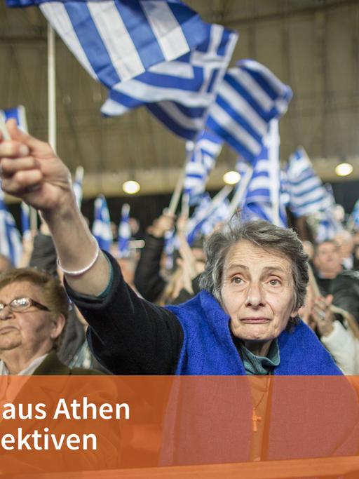 Menschen schwenken während einer Parteiveranstaltung mit griechischen Fahnen.