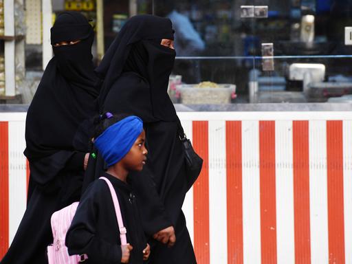 Zwei Frauen und ein Kind laufen durch die City von Jeddah in Saudi-Arabien
