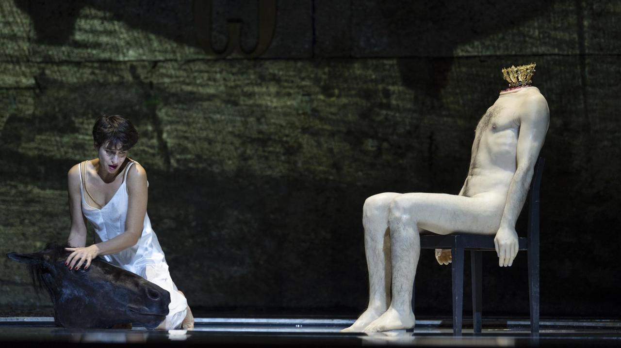 Asmik Grigorian als Salome in der gleichnamigen Oper von Richard Strauss auf den Salzburger Festspielen (2018) - in der Inszenierung von Franz Welser-Möst und Romeo Castellucci. Asmik Grigorian als Salome in der gleichnamigen Oper von Richard Strauss auf den Salzburger Festspielen (2018) - in der Inszenierung von Franz Welser-Möst und Romeo Castellucci.