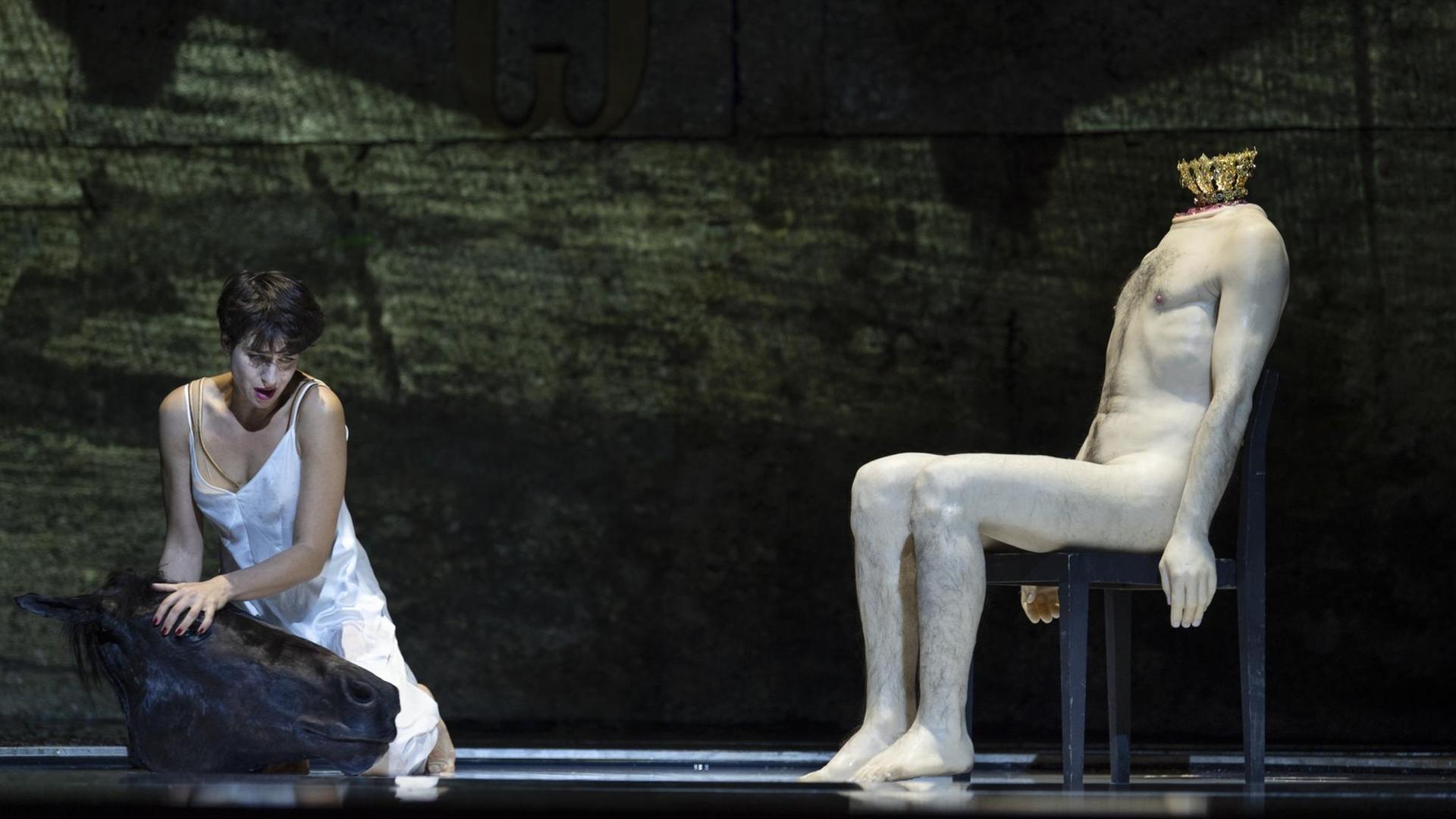 Asmik Grigorian als Salome in der gleichnamigen Oper von Richard Strauss auf den Salzburger Festspielen (2018) - in der Inszenierung von Franz Welser-Möst und Romeo Castellucci. Asmik Grigorian als Salome in der gleichnamigen Oper von Richard Strauss auf den Salzburger Festspielen (2018) - in der Inszenierung von Franz Welser-Möst und Romeo Castellucci.