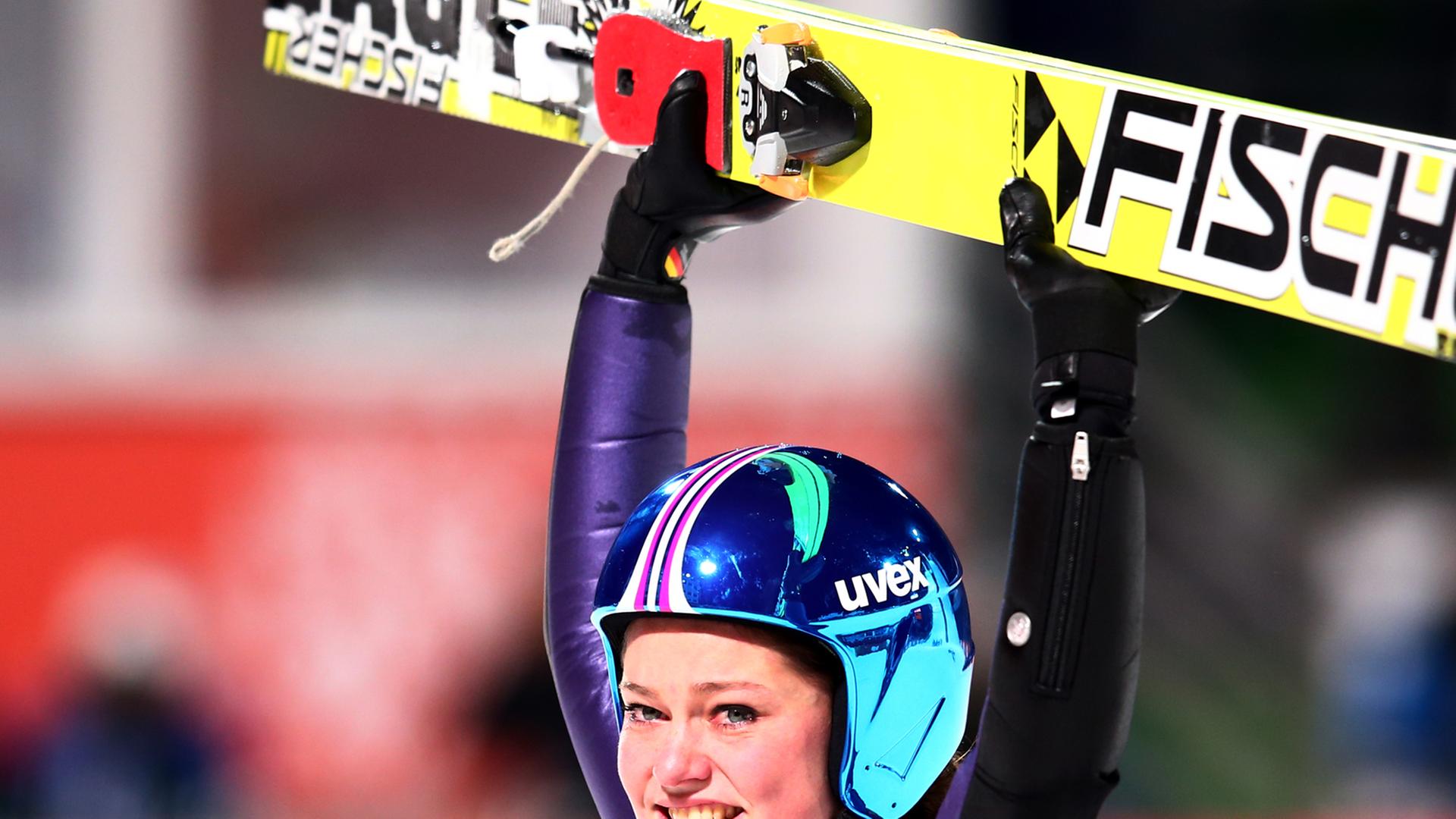 Carina Vogt feiert nach ihrem letzten Sprung in Sotschi. Carina Vogt feiert nach ihrem letzten Sprung in Sotschi.