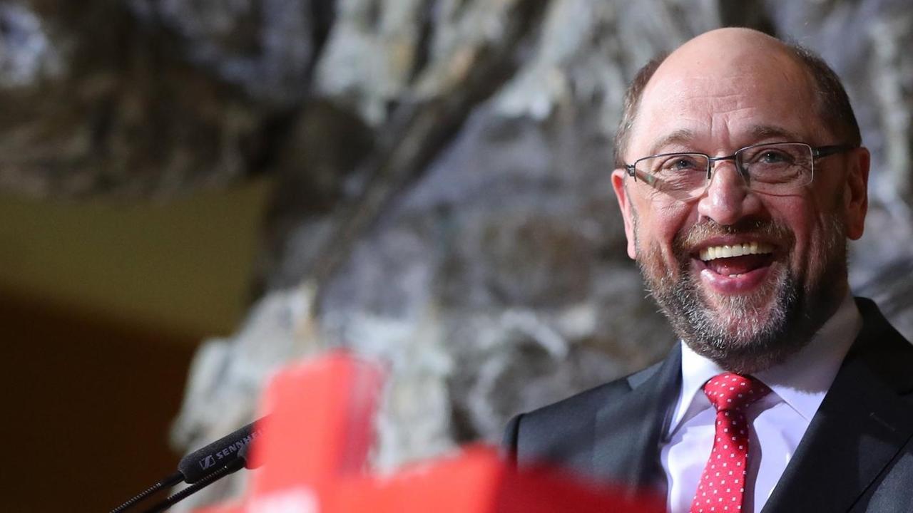 Martin Schulz (SPD) kommt am 24.01.2017 in Berlin in der SPD-Zentrale zu einer Pressekonferenz. Martin Schulz (SPD) kommt am 24.01.2017 in Berlin in der SPD-Zentrale zu einer Pressekonferenz.
