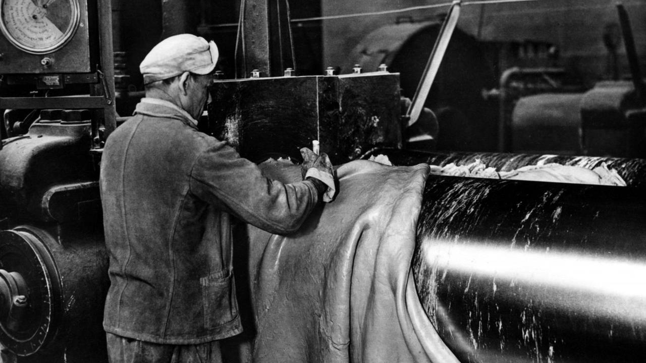 Ein Arbeiter in einer deutschen Gummifabrik, aufgenommen in den 1930er Jahren.