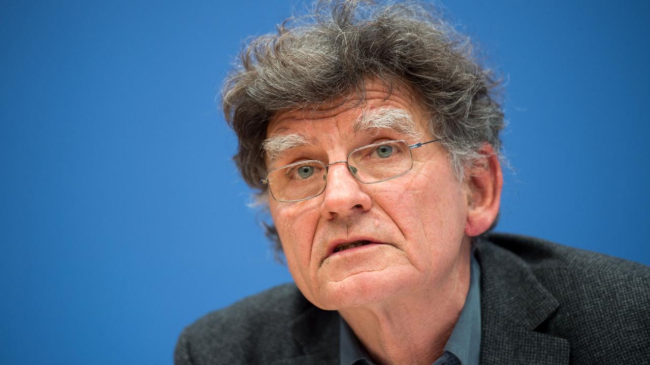 Werner Schiffauer, Vorsitzender des Rats für Migration, äußert sich am 05.01.2015 bei einer Pressekonferenz in Berlin Werner Schiffauer, Vorsitzender des Rats für Migration, äußert sich am 05.01.2015 bei einer Pressekonferenz in Berlin