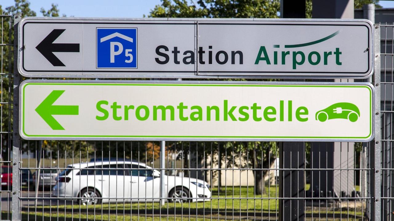 Hinweisschild zu einer Stromtankstelle, für Elektroautos Hinweisschild zu einer Stromtankstelle, für Elektroautos