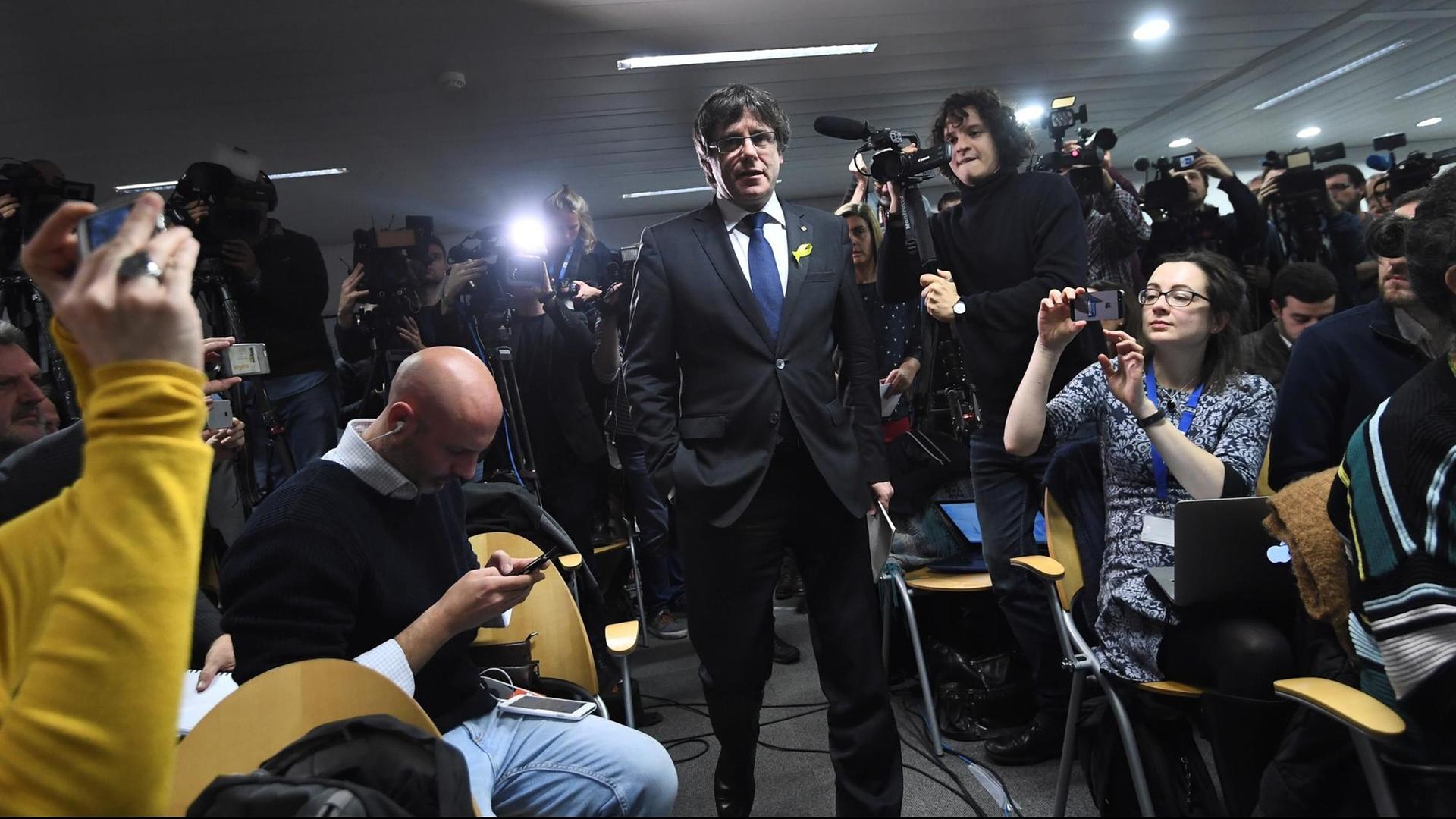 Der abgesetzte katalanische Regionalpräsident Carles Puigdemont, hier auf dem Weg zu einer Pressekonferenz am 22.12.2017 in Brüssel. Der abgesetzte katalanische Regionalpräsident Carles Puigdemont, hier auf dem Weg zu einer Pressekonferenz am 22.12.2017 in Brüssel.