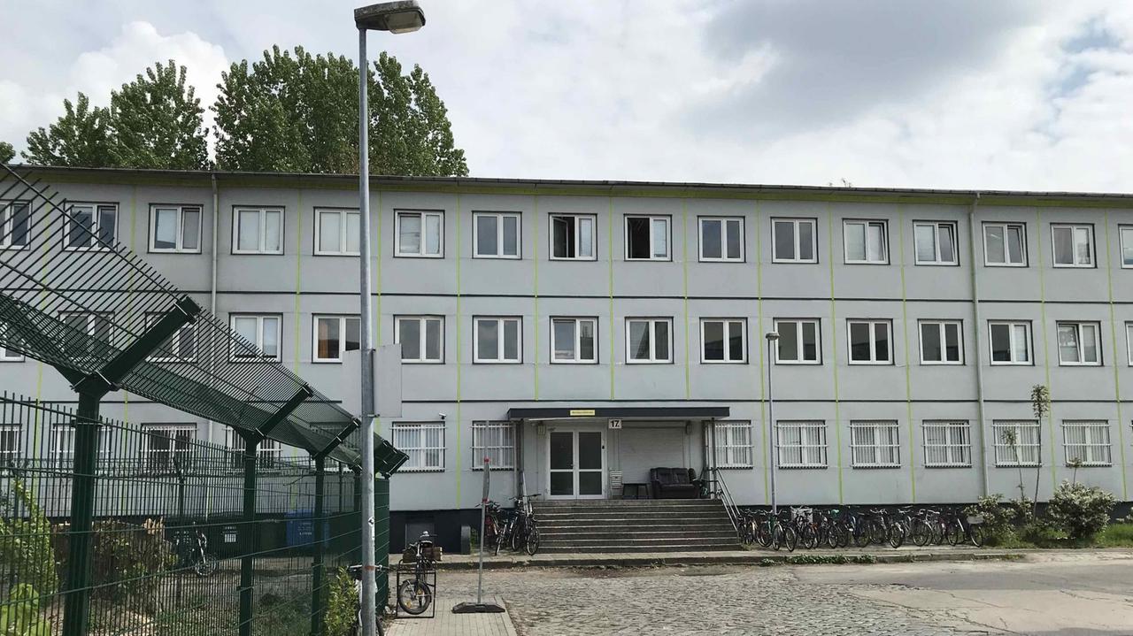 Blick auf einen dreistöckigen Plattenbau Blick auf einen dreistöckigen Plattenbau