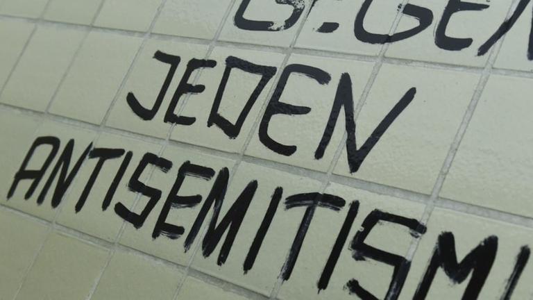 Der Spruch "Gegen jeden Antisemitismus!" prangt an einer Toilettenwand der Philipps-Universität in Marburg. Der Spruch "Gegen jeden Antisemitismus!" prangt an einer Toilettenwand der Philipps-Universität in Marburg.