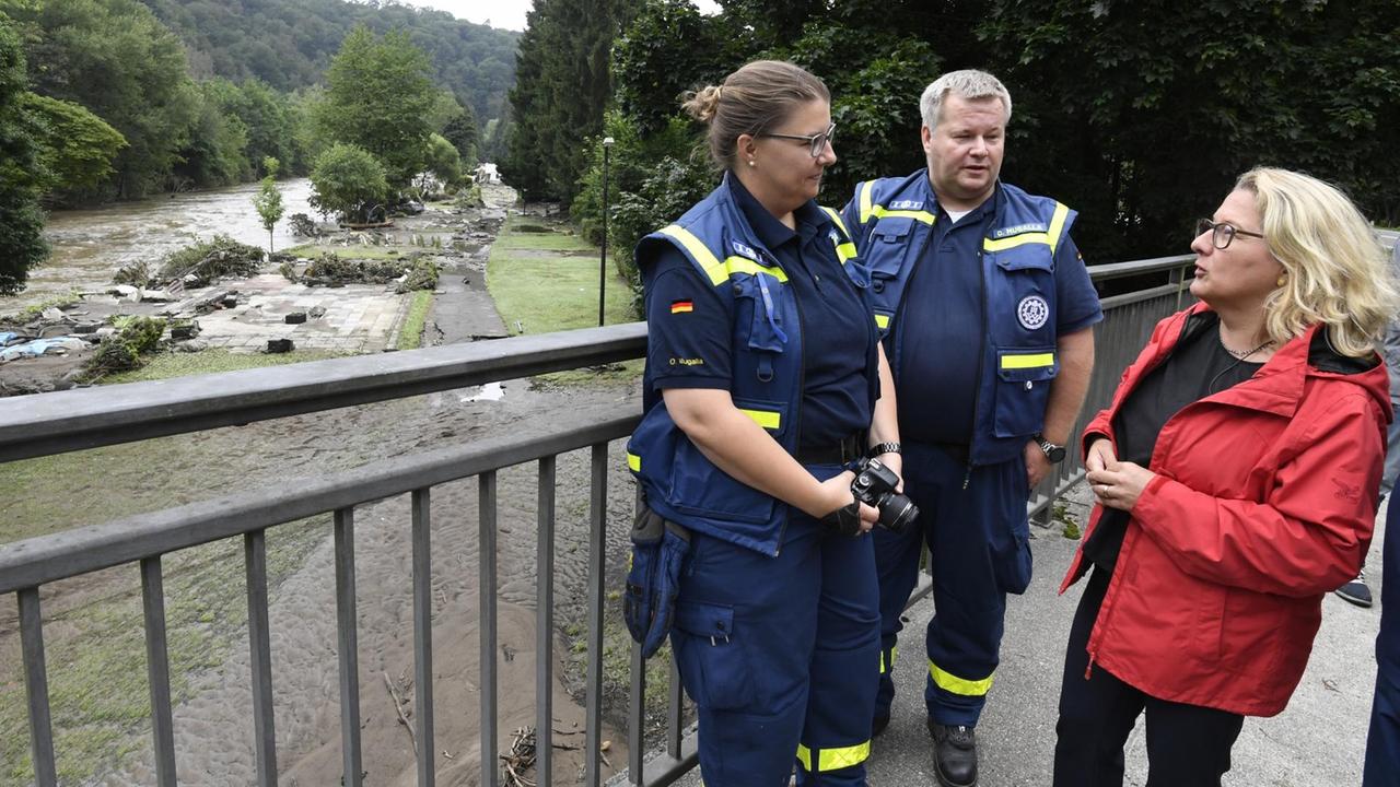 Bundesumweltministerin Svenja Schulze (SPD) spricht mit Helfern des THW, nachdem sie sich einen Überblick der Hochwasserschäden verschafft hat