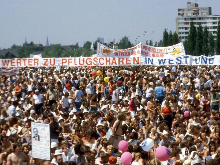Schwerter zu Pflugscharen - Demonstration gegen die nukleare Nachrüstung in Bonn, 1982.