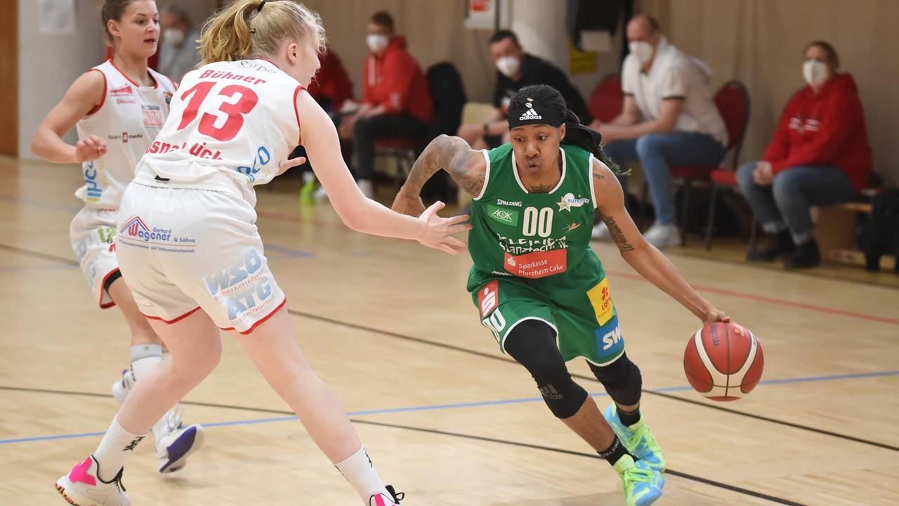 GiroLive Panthers Osnabrück - Rutronik Stars Keltern am 23.04.2021 in der OSC Halle in Osnabrück: Jasmine Monique Thomas (Keltern) im Zweikampf mit Frieda Bühner (Osnabrück). GiroLive Panthers Osnabrück - Rutronik Stars Keltern am 23.04.2021 in der OSC Halle in Osnabrück: Jasmine Monique Thomas (Keltern) im Zweikampf mit Frieda Bühner (Osnabrück).